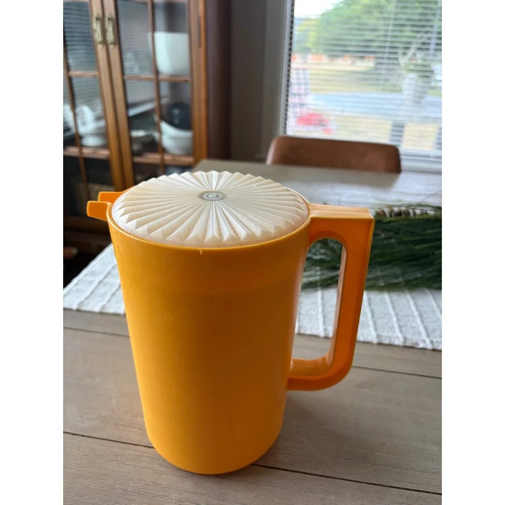 Vintage Tupperware Pitcher 1676-3 Push Button Lid Yellow 2 Quart